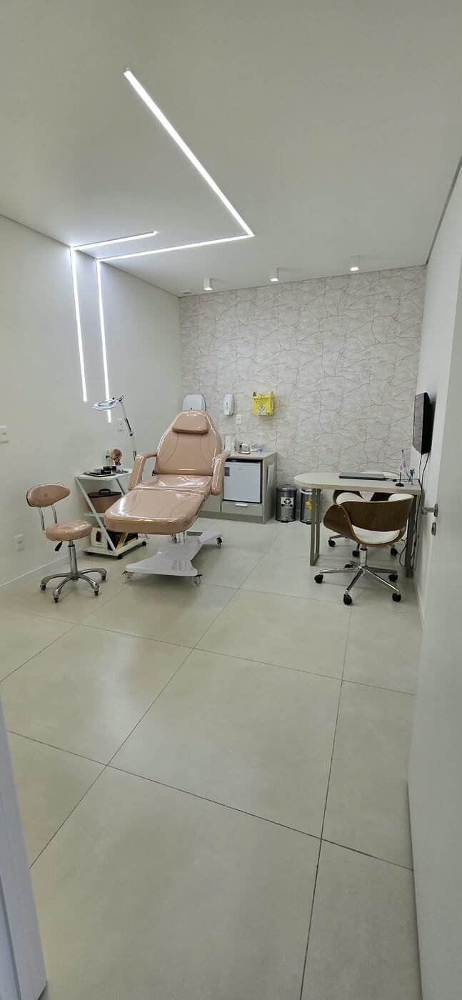 Consultório 2 do coworking Estetic Life, com poltrona reclinável e mesa de atendimento