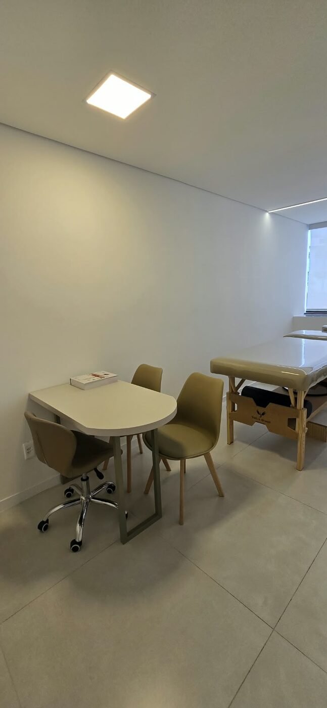 Consultório 3 do coworking Estetic Life, com maca, mesa e luz natural
